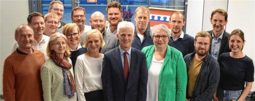 Bei der konstituierenden Sitzung: (vorne, von links) Josef Oberleitner, Maria Dirnaichner, Angelika Sewald-Löffelmann, Bürgermeister Thomas Schmidinger, Anita Meisl, Korbinian Wäsle und Bernadette Rost sowie (zweite Reihe, von links) Christian Huber und Brigitte Hauser sowie (hinten, von links) Andreas Stettner, Christian Lipold, Fritz Erl, Thomas Steckermeier, Matthias Maier. Hinten: Johannes Scheitzeneder, Günther Edlmann und Max ReiterFoto Hinmüller