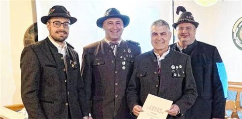Bei der Mitgliederehrung: (von links) Zweiter und Erster Schützenmeister Georg Gmeiner und Florian Wunderle, Otto Dauer junior (40 Jahre Mitglied) und Gauschützenmeister Uwe Kueres. Foto  Hötzelsperger