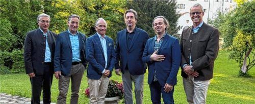 Bei der Mitgliederversammlung: (von links) Schatzmeister Georg Kierner, Bürgermeister Konrad Lindner, Schlossherr Ortholf Freiherr von Crailsheim, Festspielintendant Ingo Kolonerics, Bariton Fernando Araujo sowie Clemens Joos, Zweiter Vorsitzender des Förder- und Kulturvereins. Foto re