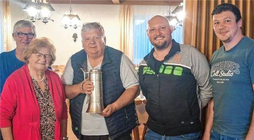 Bei der Pokalübergabe: (von links) Turnierleiter Hans Bruckmaier, Christa Obermaier, Klaus Wasylaszcuk, Denis Reiter und Michael Wasylaszcuk. Foto Gerstner