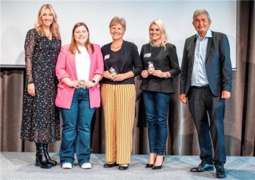 Bei der Preisübergabe: (von links) Kultusministerin Anna Stolz, Natalie Fuchs, Regina Hornig, Jennifer Steinhuber-Hinterstoisser und Bertram Brossardt. Foto Mittelschule Mühldorf