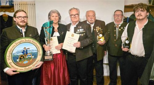 Bei der Preisverteilung: (von links) Stefan Opielka, Brigitte Juckel, Heinz-Werner Juckel, Hans Krimplstötter, Schützenmeister Hans Zahler und Lukas Schwarz. Foto re