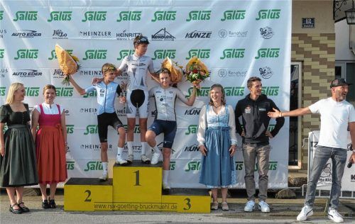 Bei der Radsportnacht 2025 führte der Tour-de-France-Dritte Florian Lipowitz (Zweiter von rechts) zusammen mit dem Zweiten Vorsitzenden des RSV Götting-Bruckmühl, Markus Ott (rechts), die Siegerehrung im U15-Wettbewerb durch. Foto Baumann