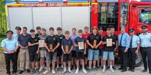 Bei der Siegerehrung: (von links) Kommandant Thomas Heindl, Bürgermeister Georg Auer und Landrat Max Haimerl sowie (von rechts) Jugendwart Michael Radlbrunner, Kreisbrandrat Julian Liebermann und Kreisjugendwart Michael Matschi. Foto Fenninger