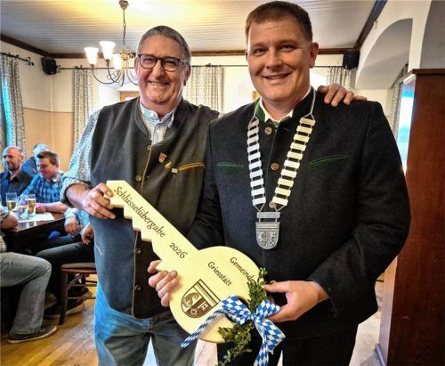 Bei der symbolischen Schlüsselübergabe übergibt der scheidende Bürgermeister Robert Aßmus seinem Nachfolger Anton Strahlhuber den Gemeindeschlüssel und die Amtskette der Gemeinde Griesstätt. Foto Rieger
