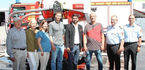 Bei der Übergabe des Löschroboters durch die Familie Diebald: (von links) Michael Diebald, Manuela Diebald, Katharina Lex, Marinus Lex, Oberbürgermeister Abuzar Erdogan, Richard Diebald, Stadtbrandrat Hans Meyrl und Stadtbrandinspektor Mario Zimmermann. Fotos Binder