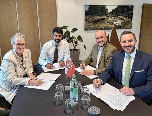 Bei der Unterzeichnung des Kooperationsvertrags (von links): Vorsitzende der SPD-Stadtratsfraktion, Elisabeth Jordan, Oberbürgermeister Abuzar Erdogan (SPD), Vorsitzender der CSU-Stadtratsfraktion, Dr. Wolfgang Bergmüller und Daniel Artmann, Vorsitzende der CSU Rosenheim. Foto CSU Rosenheim