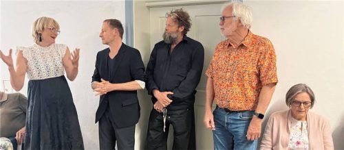 Bei der Vernissage: (von links) AK68-Vorsitzende Katrin Meindl, Thomas Helbig, Kurator Rudolf Finisterre sowie Werner und Edith Gartner. Foto Janeczka