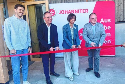 Beim Durchschneiden des Bandes: (von links) Kinderhaus-Leiter Johannes Kern, Bürgermeister Daniel Mair aus Frasdorf, Susanne Lickert-Heinrich vom Johanniter-Regionalvorstand und Priens Bürgermeister Andreas Friedrich. Foto  Hötzelsperger