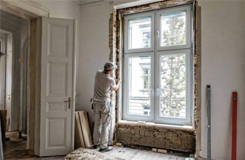 Beim Fenstertausch im Altbau zählen auch Laibung, Abdichtung und Lüftung. Fotos KI