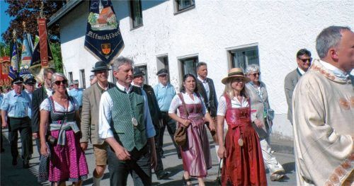 Beim Festzug: (vorne von links) Edwin und Claudia Hungerhuber mit Max Heimerl sowie (dahinter von links) Claudia Hausberger und Ilse Preisinger-Sontag. Es folgen Michael Hetzl, Erich Jungwirth und Stadtrat Rudi Salfer. Foto Rath