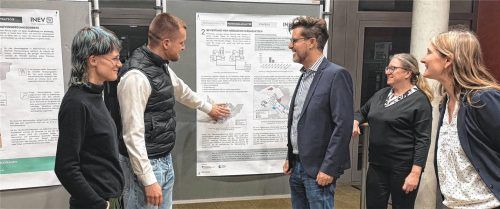 Beim Infoabend zur kommunalen Wärmeplanung im Februar: Annina Oberrenner, Projektmitarbeiterin bei INEV, Adrian Hausner, Projektleiter bei INEV, Stephanskirchens Bürgermeister Karl Mair, Brigitte Schuller von der Verbraucherzentrale, und Brigitte Weber, Mitarbeiterin der Gemeinde Stephanskirchen, Sachbereich Mobilität und Klimaschutz. Foto Gemeinde Stephanskirchen