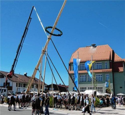 Beim Maibaumaufstellen in Erlstätt hat ein 42-Jähriger laut Polizei eine Stichverletzung erlitten. Foto Müller