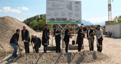 Beim Spatenstich: Markus Schreiber (Bauleiter GWG, links), Architekt Florian Schindler, Bürgermeister Christoph Schneider, GWG-Geschäftsführer Martin Hintermayr und Wasserburgs Bürgermeister i.R. Michael Kölbl, Aufsichtsratsvorsitzender der GWG (Mitte von links), mit den Vertretern der bauausführenden Firmen beim Spatenstich für die neue Wohnanlage in Neubeuern. Foto Schwittek