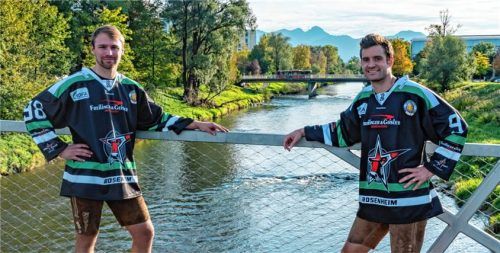 Beliebtes Fotomodell: Maximilian Vollmayer (links) in Tracht und Trikot an der Mangfall mit Stürmer Kyle Gibbons.Foto Starbulls