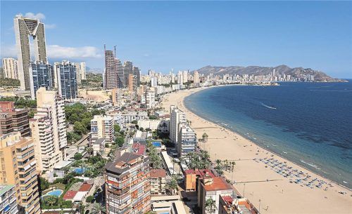 Benidorm liegt nordöstlich von Alicante und zählt über 300 Sonnentage im Jahr. Fotos Picture Alliance/dpa-tmn/Andreas Drouve