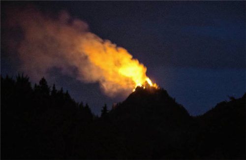 Berg in Flammen: Was das Feuer am Saurüsselkopf ausgelöst hat, ist derzeit noch völlig unklar. Die Ermittlungen der Polizei stehen noch ganz am Anfang. Foto Hallweger
