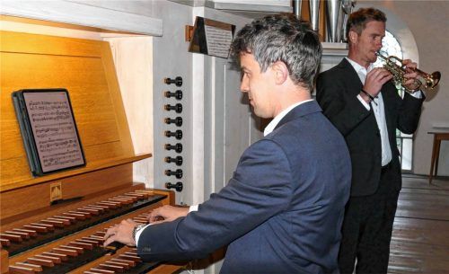Berger und Moritz: Johannes Berger an der Orgel und Johannes Moritz mit der Trompete spielten auf der Orgelempore der Jakobuskirche. Foto Janka