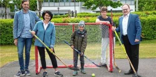 Bernd Lemanczyk (von links) hatte die Anfrage für Hockey-Tore ans Rathaus geschickt: Dritte Bürgermeisterin Rosi Hell, Florian und Johannes Lemanczyk sowie Bürgermeister Andreas Friedrich testeten die Netze gleich vor Ort.Foto Berger