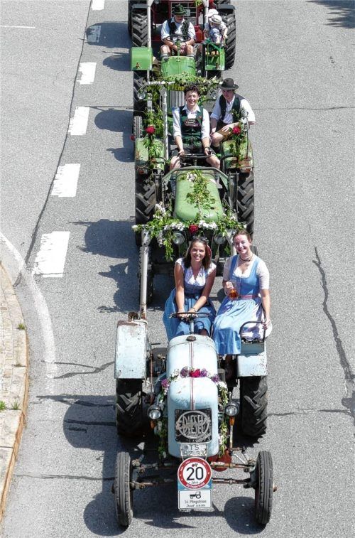 Besonders schön geschmückt mit Pfingstrosen, Flieder und Efeu waren viele Eicher- und Fendt-Fahrzeuge bei der Rundfahrt. Die Dirndl und Buam genossen die Fahrt sichtlich.