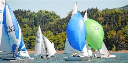 Beste Segelbedingungen haben beim Ansegeln 2026 auf dem Simssee geherrscht.Foto Niessen