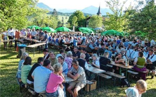 Beste Stimmung und Unterhaltung gab es beim Obstangerfest des Grabenstätter Trachtenvereins in Marwang. Foto Müller