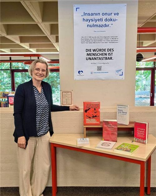 Bianca Mertin leitet das Haus des Buches: Sie hat die Plakataktion zum Anlass genommen, einen Tisch zum Ehrentag des Grundgesetzes zu gestalten. Foto re