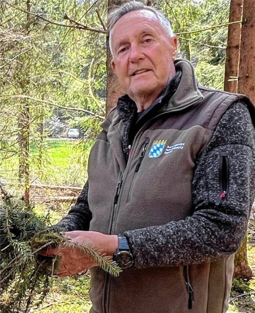 Biberberater Robert Weinberger erklärt am Brandbach bei Bad Endorf, wie die Koexistenz von Biber, Land- und Forstwirtschaft funktionieren kann.