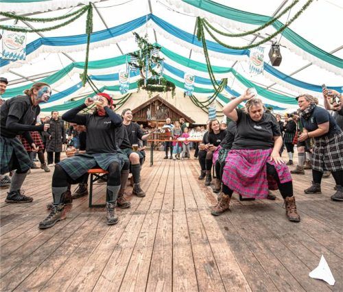 Bierkrug leeren: Wenn möglich nicht schlucken, einfach hineinlaufen lassen. Fotos Thomae