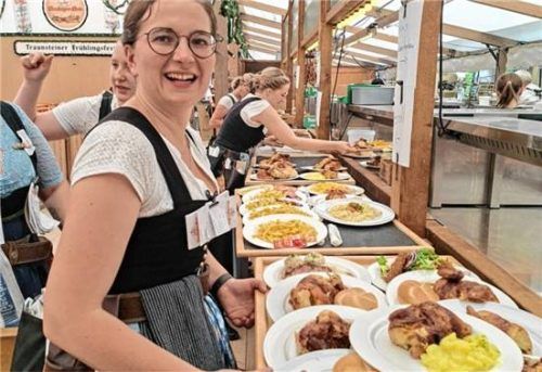 Bis zu 10.000 halbe Hendl werden während des Frühlingsfestes im 2.500 Personen fassenden Festzelt verzehrt. Die Ware kommt täglich frisch aus Österreich.