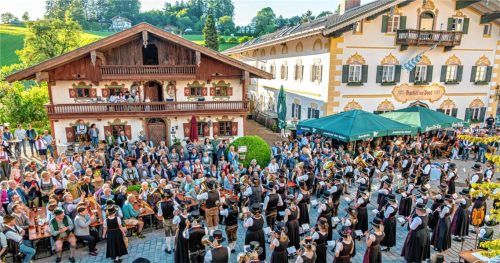 Blasmusik mitten im Dorfleben: Die Musikkapelle Samerberg gestaltet ihren Auftritt beim Tag der Blasmusik auf dem Törwanger Dorfplatz. Dicht umringt vom Publikum und vor der historischen Kulisse wurde das Platzkonzert zu einem stimmungsvollen Gemeinschaftserlebnis. Fotos Nitzsche
