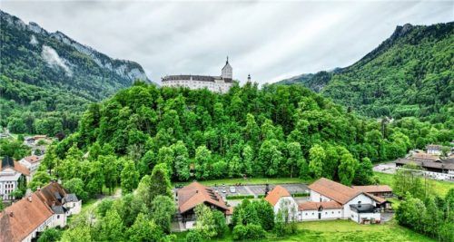 Blick auf die Burg Hohenaschau. Das Geschehen in der Oktobernacht 2022 bewegt das Dorf noch immer tief. Foto re