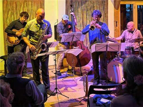 „Blume“ bei ihrem Gastspiel in Prien: (von links) Sebastian Böhlen, Ben Kraef, Matthias Pichler, Magnus Schriefl und Sebastian Merk. Foto Kirchner