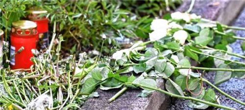 Blumen zum Gedenken an den Verstorbenen. Foto Baumeister