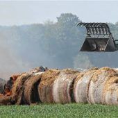 Strohballen in Flammen – Polizei ermittelt wegen Brandstiftung