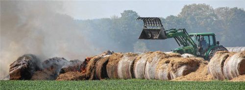 Brennende Strohballen auf einem Feld bei Mühldorf am Sonntagnachmittag. Die Polizei ermittelt, ob es sich dabei um Brandstiftung handeln könnte. Foto fib/MK