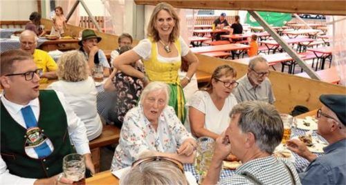 Brigitte Jelinek, Leiterin des OVB-Kundenservice (Mitte stehend), hatte zur Runde eingeladen. Foto Strim