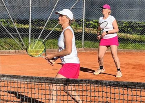 Brigitte Marksteiner (links) und Manuela Forster siegten für Bad Endorf im Einzel und im Doppel.Foto Dangl