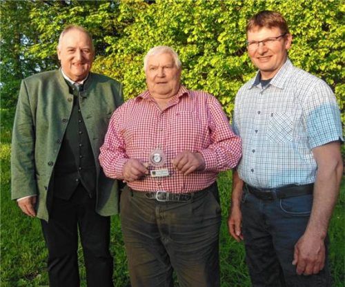 Bürgermeister Alfred Lantenhammer (links) und Zweiter Bürgermeister Reinhard Winterer (rechts) gratulierten Georg Feichtgruber. Foto Angermeier