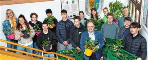 Bürgermeister Andreas Friedrich (vorne) empfing die elf Abschlussschüler der Praxisklasse der Franziska-Hager-Schule mit ihren selbst gezüchteten Erdbeer-Pflanzen. Foto Berger