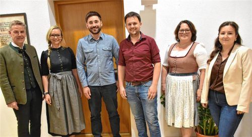 Bürgermeister Andreas Scheck (von links) begrüßt die neuen Gemeinderäte Ines Funkhauser, Raphael Stöttner, Simon Aigner, Caroline Egger und Polyxeni-Anna Befa.Foto Wunderlich