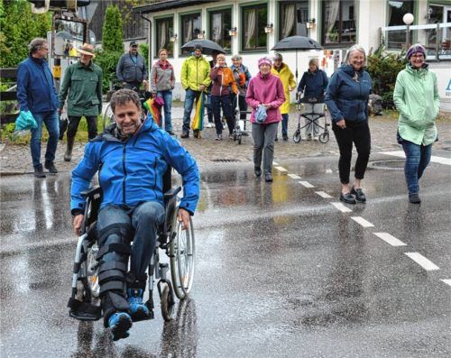 Bürgermeister Andreas Schultes versetzte sich in eine bewegungseingeschränkte Person. Er trug einen Alterssimulator und versuchte im Rollstuhl die Straße zu queren. Behindertenbeauftragte Michaela Krammer (Zweite von rechts) beobachtete das Ganze. Foto  Eder