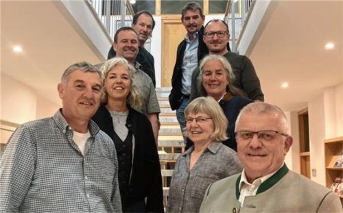 Bürgermeister Bernhard Summerer (vorne rechts) mit seinen ausscheidenden Gemeinderatskolleginnen und -kollegen (es fehlt Johannes Ottinger). Foto Böck