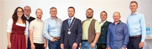Bürgermeister Christian Scheck (Mitte) mit den neuen Räten: (von links) Michaela Eder, Andreas Hochreiter, Michael Hobmaier, Stefan Eisenbichler, Valentin Abstreiter, Manfred Steiner, Martin Maier und Johannes Maier.Foto Krammer
