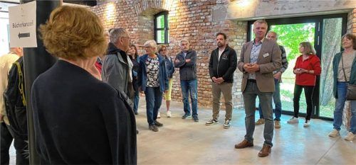 Bürgermeister Dr. Florian Haas und Andreas Grundner empfingen die Besucher.Foto  Meindl