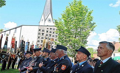 Bürgermeister, Feuerwehr, Fahnenabordnungen – so gehört sich das bei Vereinsjubiläen.