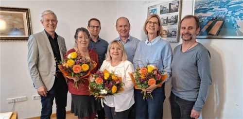 Bürgermeister Georg Auer mit Monika Spanjaart, Robert Geisberger, Judith Probst, Peter Asenbeck, Karin Böck und dem Zweiten Bürgermeister Ingo Fiebiger (von links). Foto huber