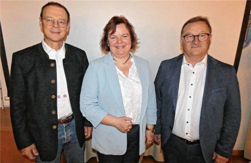 Bürgermeister Gerhard Wirnshofer (Bürgergruppe, rechts) gratulierte seinen beiden Stellvertretern Waltraud Hübner (CSU) und Robert Muggenhamer (Bürgergruppe). Foto Müller