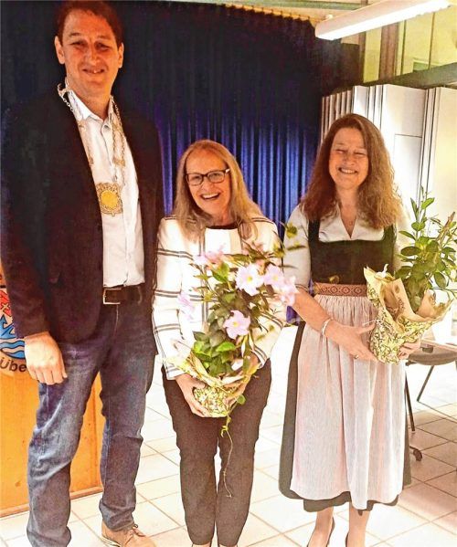 Bürgermeister Herbert Strauch überreichte Blumen an die Zweite und Dritte Bürgermeisterinnen Margarete Winnichner und Michaela Stein.Foto Giesen