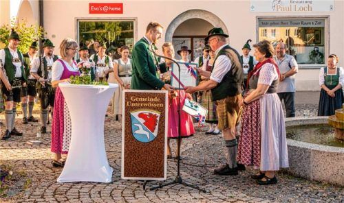 Bürgermeister Johannes Weber (links) dankt seinem Vorgänger Ludwig Entfellner fürdessen jahrelangen Einsatz. Ehefrau Elfriede begleitete den Altbürgermeister. Foto Flug